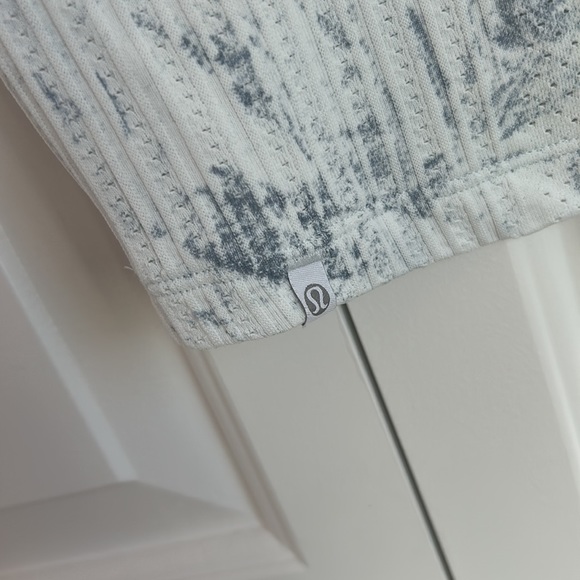 EUC Lululemon Train to be Short Sleeve White/Luna Wash Size M - Picture 3 of 3